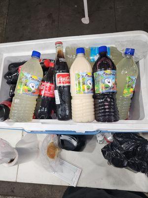 Aguas de limón Jamaica horchata   Y no se olvide las cocas