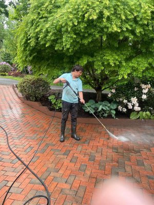 Pressure washing driveway