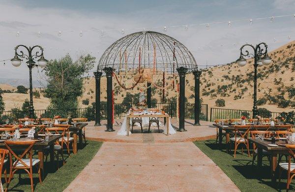 The arch in the lower level space made a perfect area for the sweetheart table