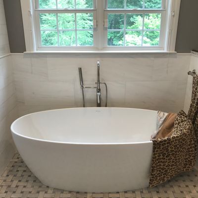 Marble walls with free-standing tub