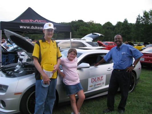 Al Hicks with some Duke fans at the Smithfield Lions Club Cruze-In!