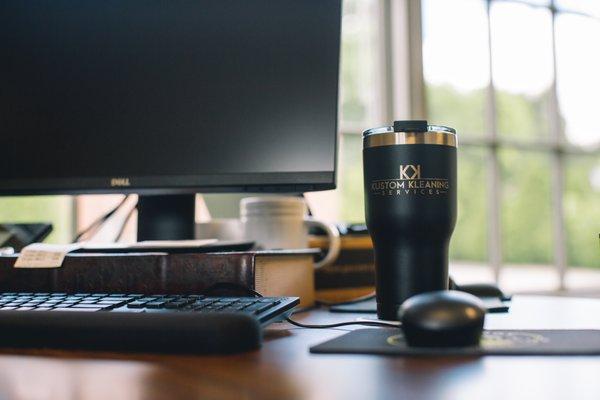 A beautiful and clean desk.