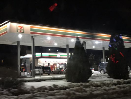 The front of the 7-11 convenience store.