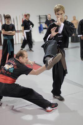 Contact Training Defending a side kick with the snake