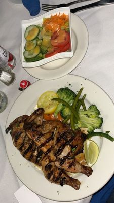 Frango nu churrasco (chicken) with veggies and salad