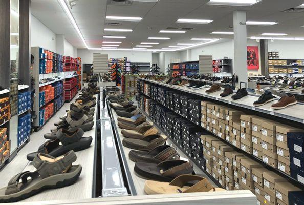 Peltz Shoes In-store Photo West Bradenton