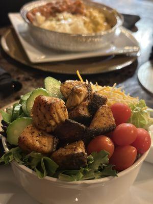 Salad with salmon bites