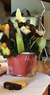 NOT As Advertised - Edible Arrangements® fruit baskets - Delicious Celebration Dipped Fruit Delight - Birthday Container Large - RIP OFF!!