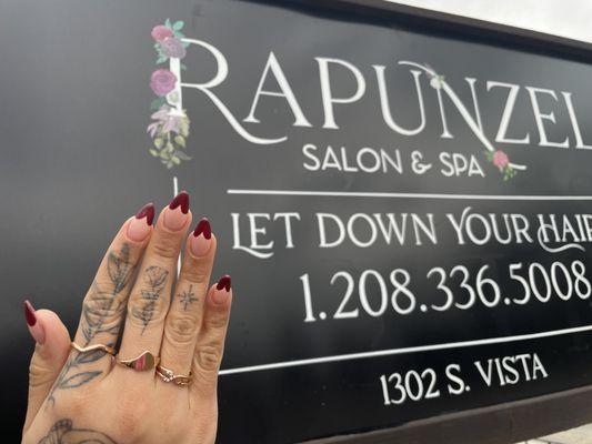 Nailfie in front of salon sign