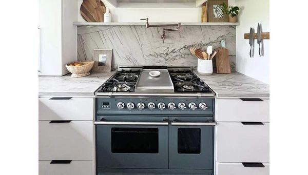 Beautiful quartzite countertops, complimented with a matching full height backsplash