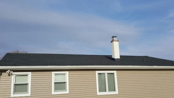 Smooth architectural roofing design on small but quaint home in Hazlet, NJ