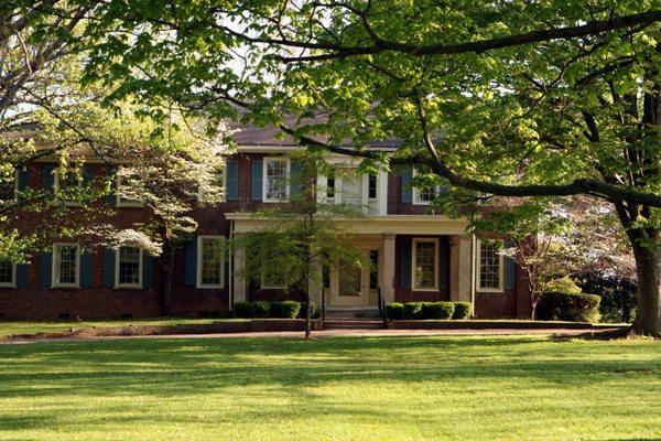 Charred Oaks Inn, an upscale Lexington Kentucky bed and breakfast.