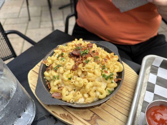 Macaroni & cheese with bacon