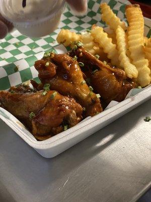 Honey bbq wings w/fries