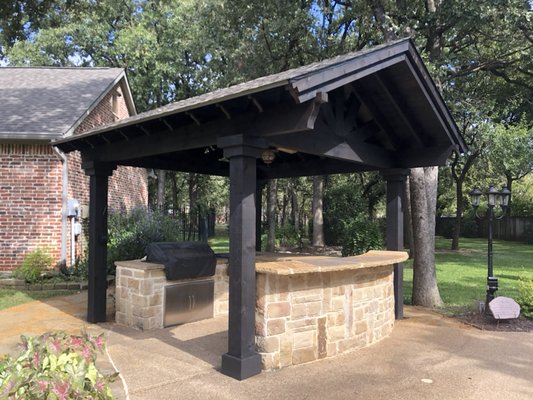 Nice pergola outdoor kitchen stained black