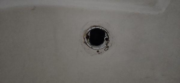 Bathtub is missing the overflow cover