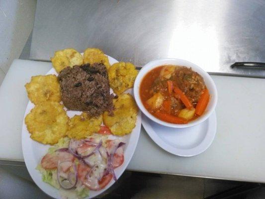 Rabo Encendido Con Tostones, Arroz Congri y Ensalada de Lechuga.