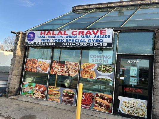 HALAL CRAVE offers you best pizza , burgers, sandwiches, chicken wings , NY special gyro and many more delicious food..