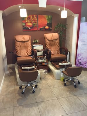 Comfy, CLEAN, massaging pedicure chairs.