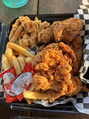 Fried chicken Mac and cheese and fries