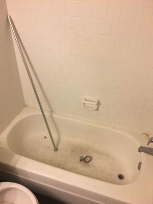 Bath tub at move in