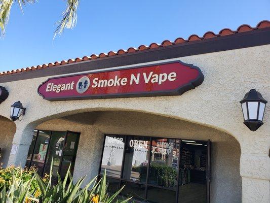 The front Entrance of Elegant Smoke n Vape