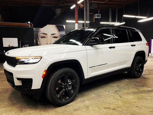 Gloss Black Top and Handles on this 2022 Jeep Grand Cherokee