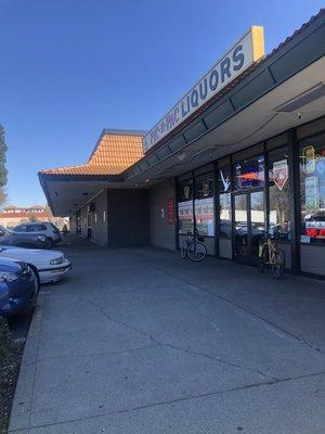 Adjacent block with Petsmart, Pic & Pac Liquors, Banfield Pet Hospital