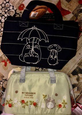 Such cuteness!!!!  How can you hold back & not buy these Skater Ghibli Studio Totoro Insulated Lunch Bags?!?