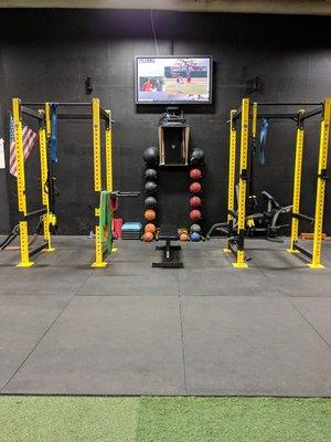 Wide variety of functional fitness from medicine balls to barbells and kettlebells