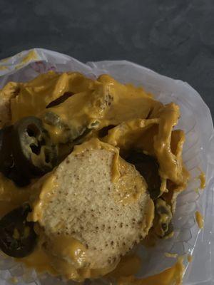 Compramos nachos y estaban súper malos son nachos muy viejos y el queso esta grumoso. La nieve esta muy vieja también