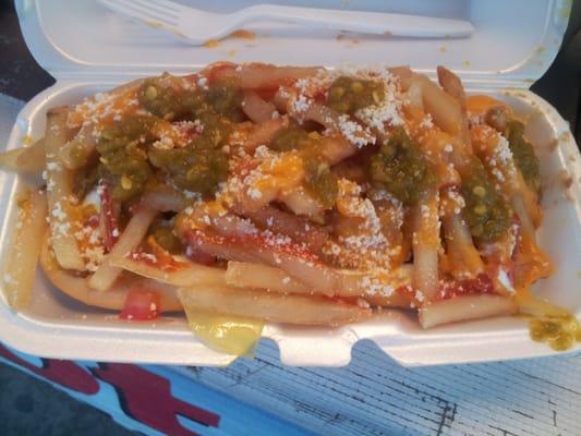 French Fries,Jalapeno molido,Nacho cheese, ketchup, tomato,mostasa, mayonnaise, bacon wrapped dog,grilled onion, parmesan cheese