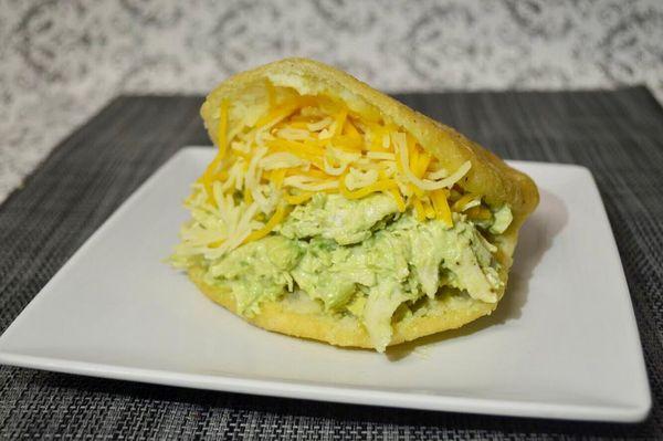 Arepa Sifrina. Reina pepeada con Queso Amarillo Rallado y mantequilla.