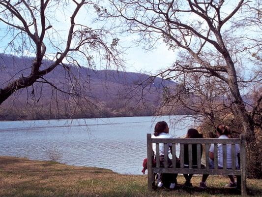 Baylor School: co-ed boarding school students enjoy the Tennessee River