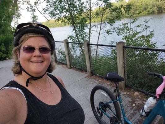 Specialized Roll 3 comfort bike, beautiful view at a scenic spot along the Grand River and White Pine trail .