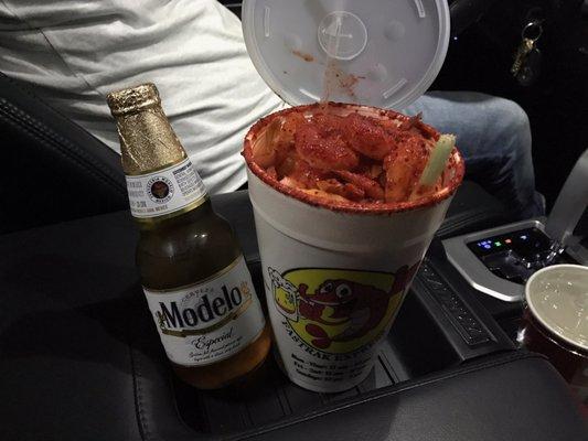 Modelo michelada preparada