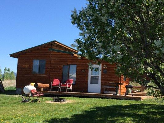 Front view of the Bear Cave cabin.