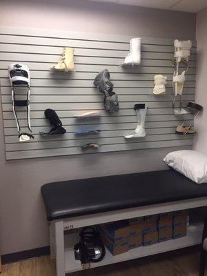 A patient room with examples of some of the orthotic devices Hanger can provide.