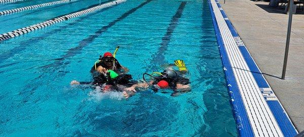 Rescue class in the pool for training