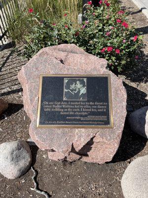 Obama Kissing Monument