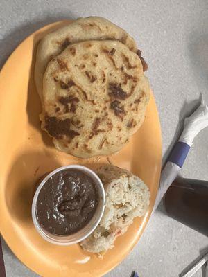 2 popusas de Carne Asada con arroz y frijoles