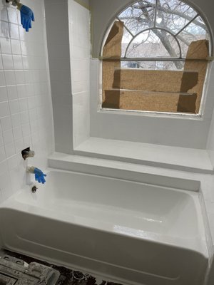 Tub and tile resurfacing