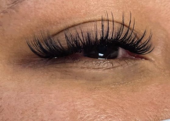 Light volume, wispy lash extensions