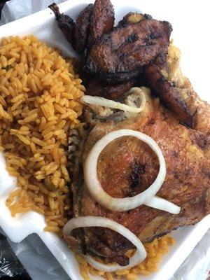 Arroz amarillo con salchicha, pollo asado y plátanos maduros