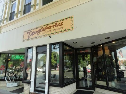 Tangleberries store front on the south side of the Centerville square