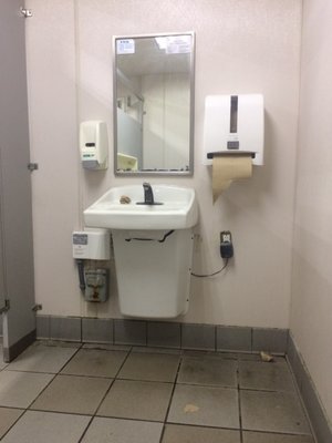 Disgusting bathroom that had no toilet paper