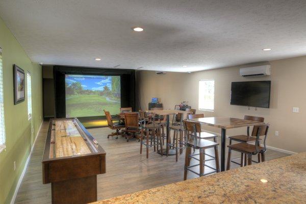 Woodland Ridge Clubhouse with Shuffleboard, Foosball, Arcade Game, Billiards, Game Table and Virtual Golf.