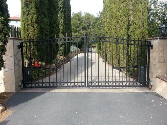 Double driveway swing gates with motor operation