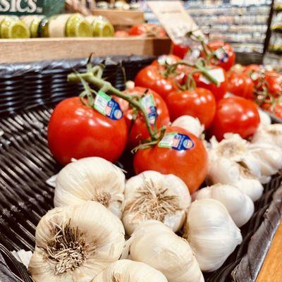 Garlic and vine tomatoes