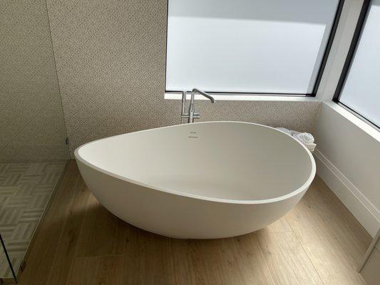 Free standard tub with floor mount faucet